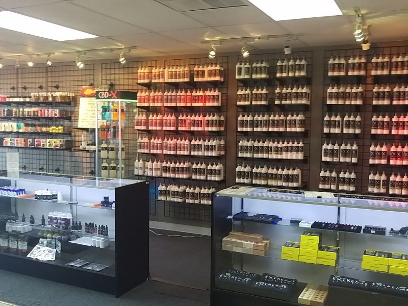 Магазин vape shop. Продавец в вейпшоп. Вейп шоп ассортимент. Vape shop. Вейп шоп.