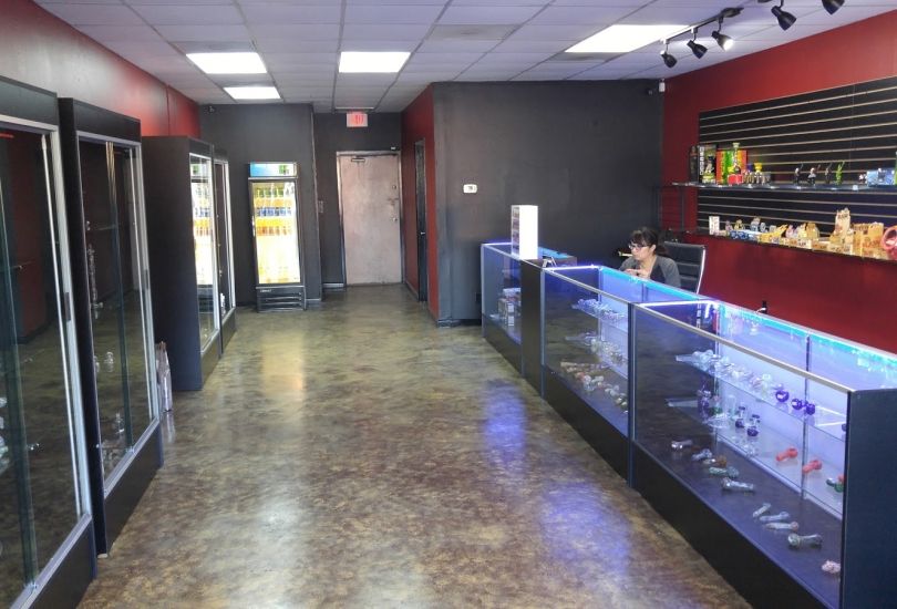 Wolves Den Smoke Shop