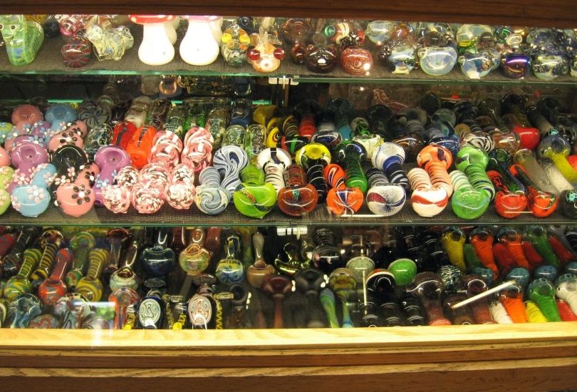 WHELANS GLASS GALLERY, VAPOR, CIGAR, GIFT & SMOKE SHOP