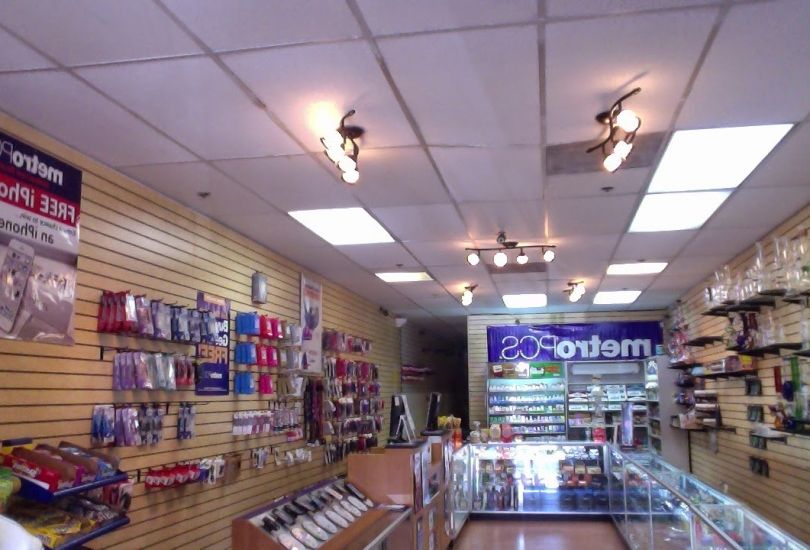 A Newark Smoke Shop & Metro PCS